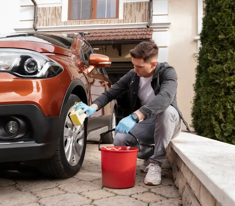 Lavage auto à domicile Châteauponsac : professionnel intervenant sur un véhicule